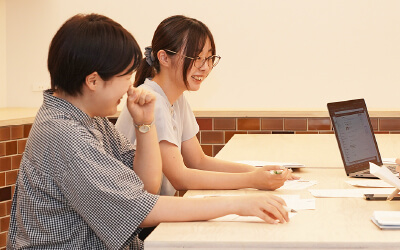 当社新入社員が採用案内の印刷用紙を選定している様子