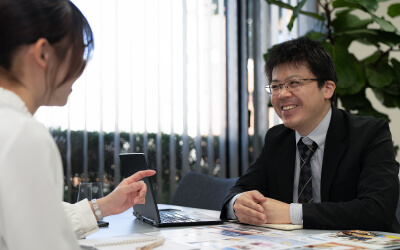 当社新入社員が先輩社員と話している様子