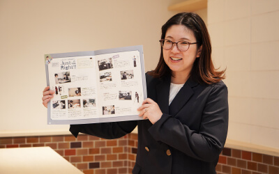 当社採用担当者が会社説明会で採用案内を紹介している様子