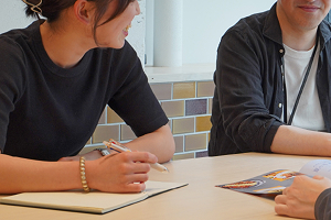 同期や先輩社員にインタビューをする様子