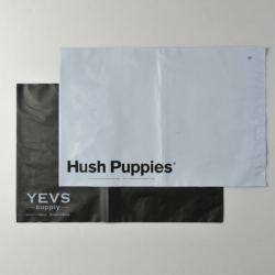 「Hash Puppies」と「YEVS supply」の発送袋